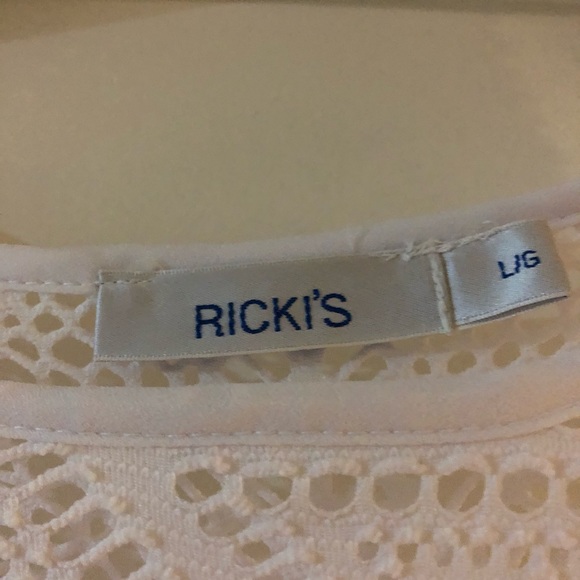 White RickiS shell top with crochet shoulders NWOT - Picture 4 of 9